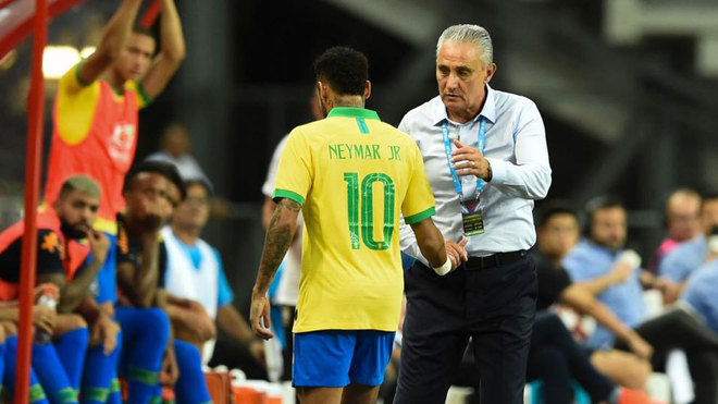 Neymar saluda a Tite tras ser sustituido en un partido de Brasil.
