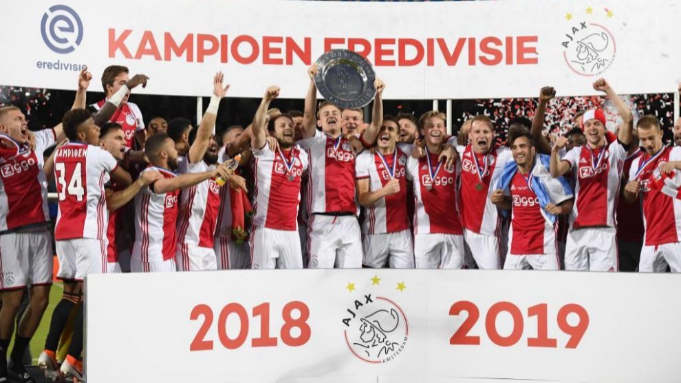 Los jugadores del Ajax, con el ttulo de la Eredivisie 2018-19.