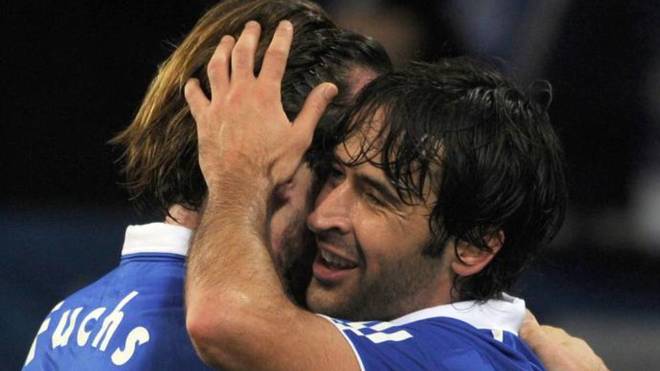 Fuchs y Ral se abrazan en un partido de su etapa en el Schalke.