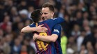 Rakitic se abraza a Messi