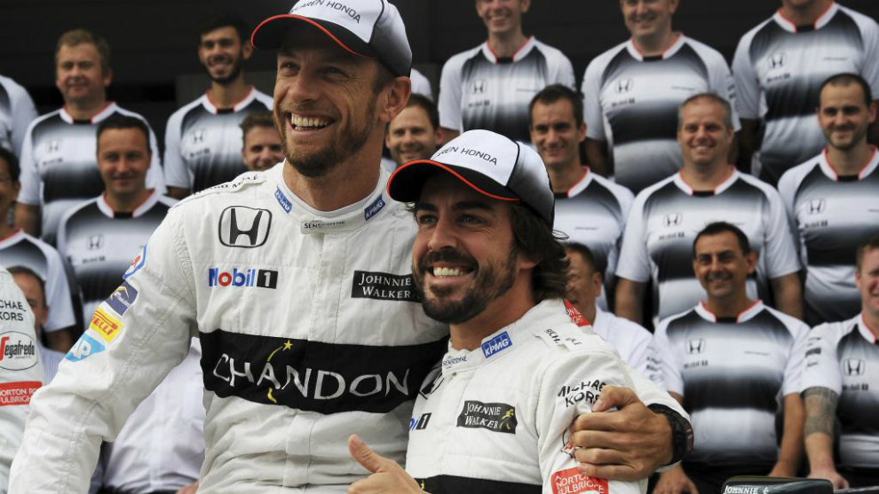 Jenson Button abraza a Fernando Alonso.