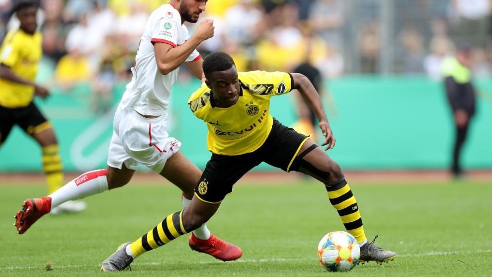 Youssoufa Moukoko en un partido con el equipo juvenil del Dortmund.