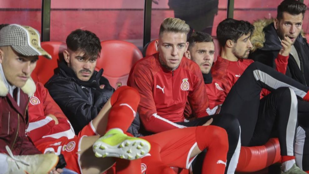 El rubio Brandon Thomas en el banquillo del Girona durante un partido