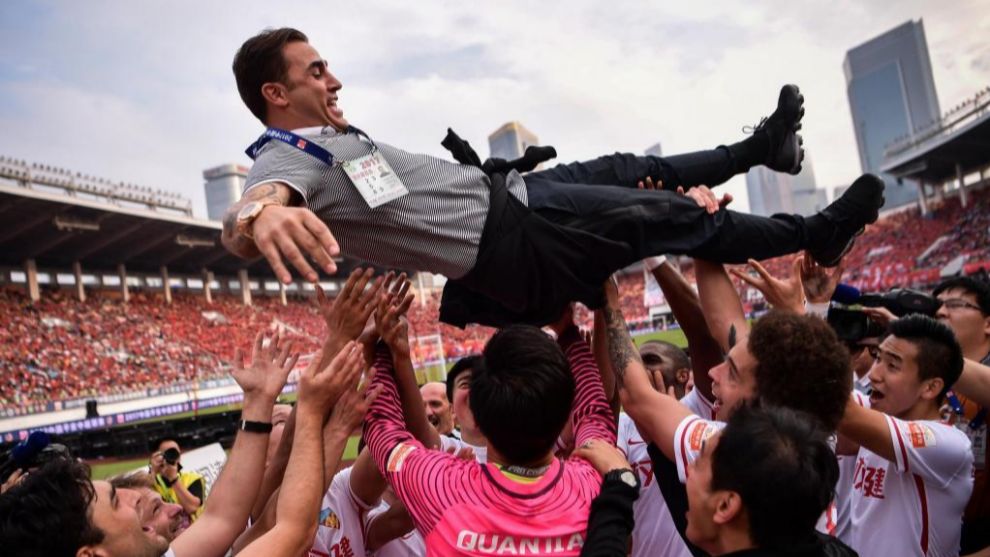 Cannavaro, manteado por sus jugadores tras ganar la Liga china.