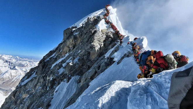 Una cola de montañeros aguarda para hollar el Everest el 22 de mayo...
