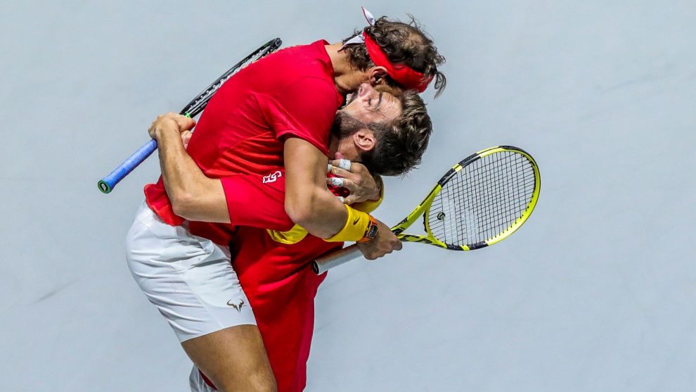 Nadal y  Granolles se abrazan tras ganar uno de sus partidos en Copa...