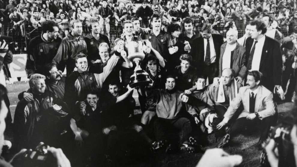 Los jugadores del Barcelona celebran el ttulo de Copa de 1990.
