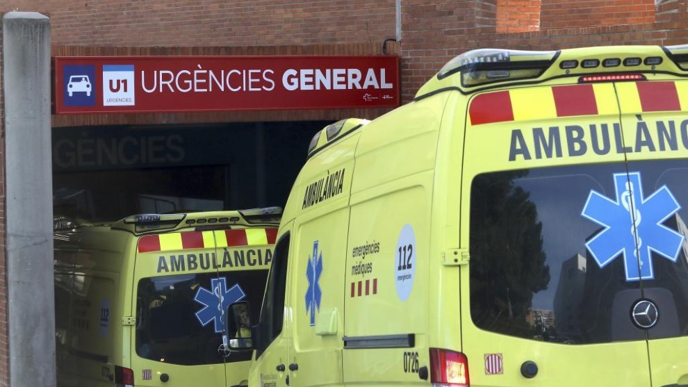 Varias ambulancias llegan al servicio de urgencias de un hospital de...