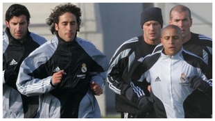 Figo, Ral, Beckham, Zidane y Roberto Carlos, en un entrenamiento del...