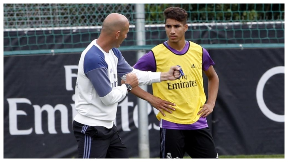 Zidane charla con Achraf durante un entrenamiento del Madrid.