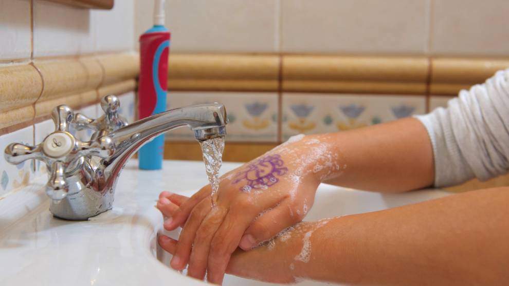 El lavado de manos se ha convertido en la defensa fundamental contra...
