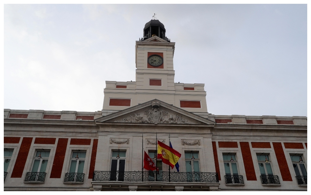 Las banderas a media asta en la sede de la Comunidad de Madrid en...
