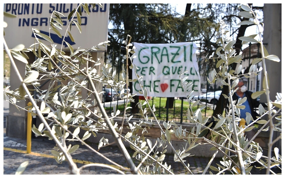 Mensajes de apoyos a los sanitarios italianos que pelean contra el...