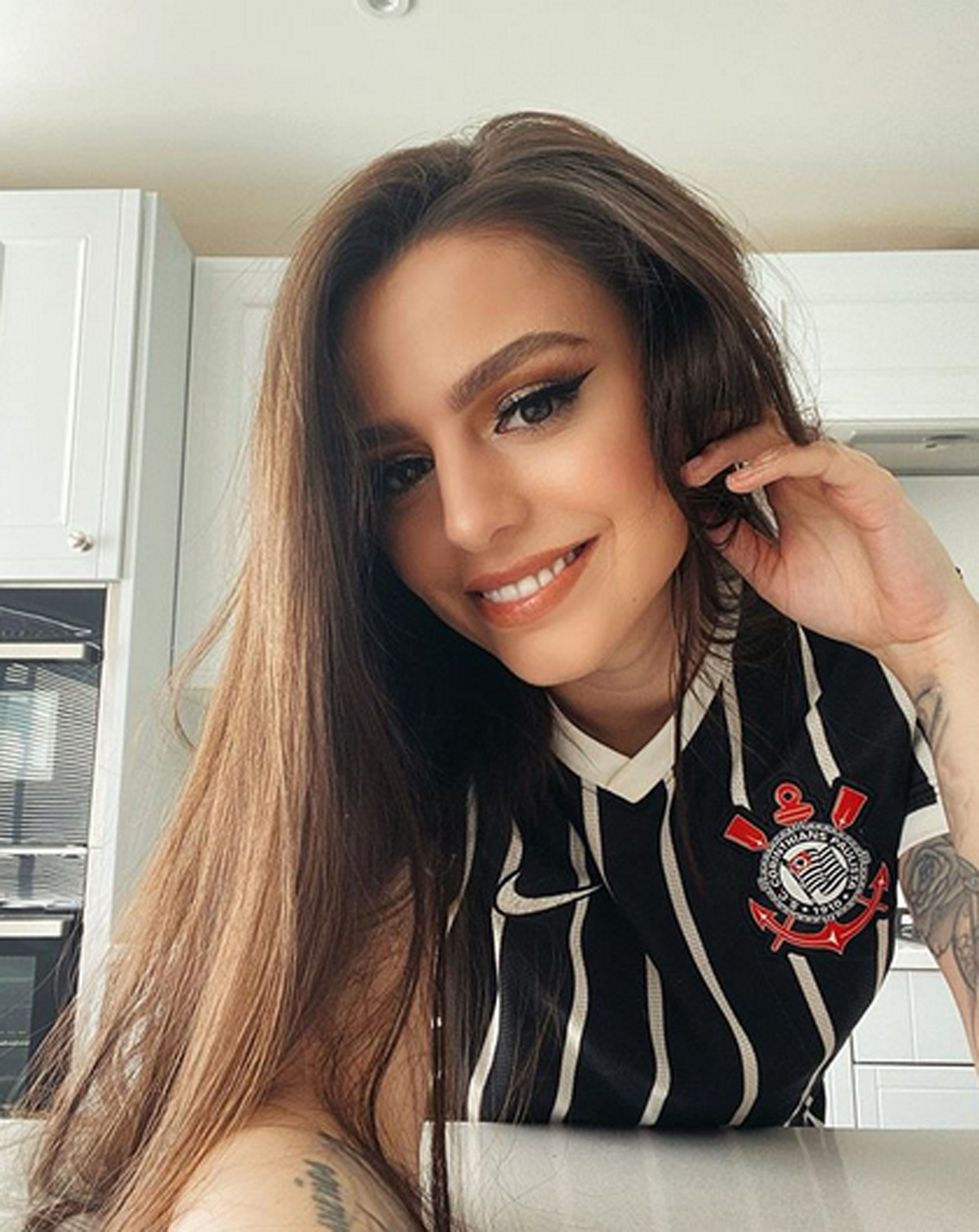 Cher Lloyd wore a Corinthians shirt for her latest post.
