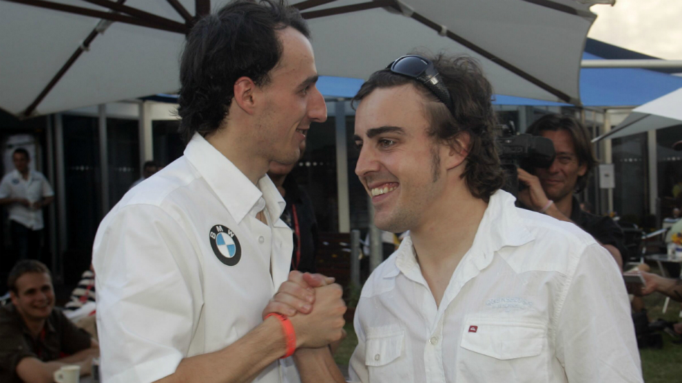 Alonso estrecha la mano de Kubica.