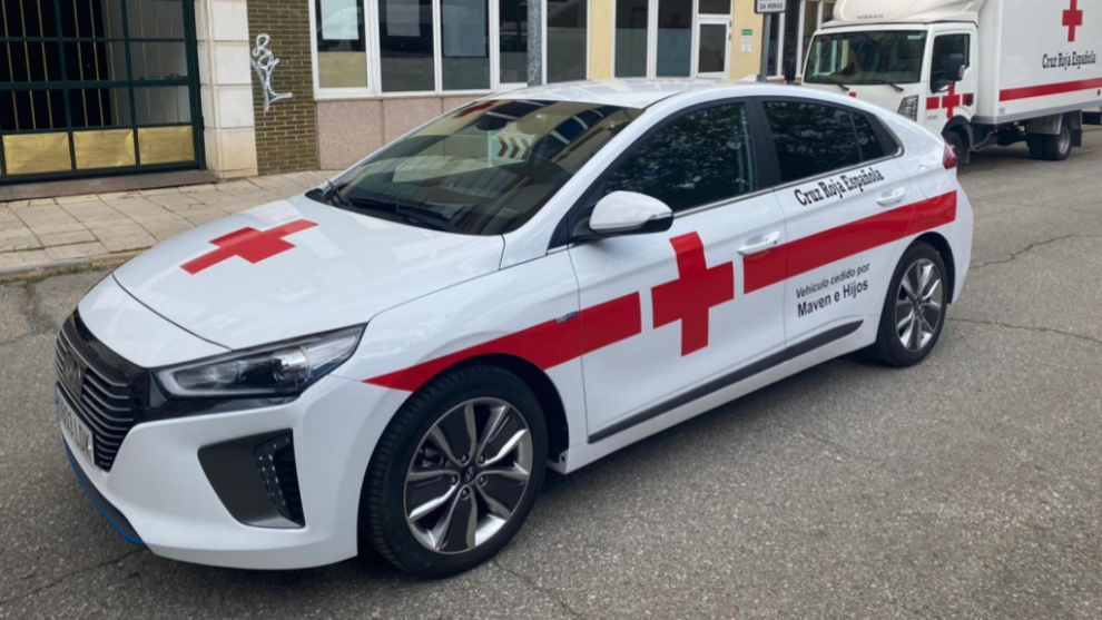 Un Hyundai serigrafiado con el emblema de la Cruz Roja