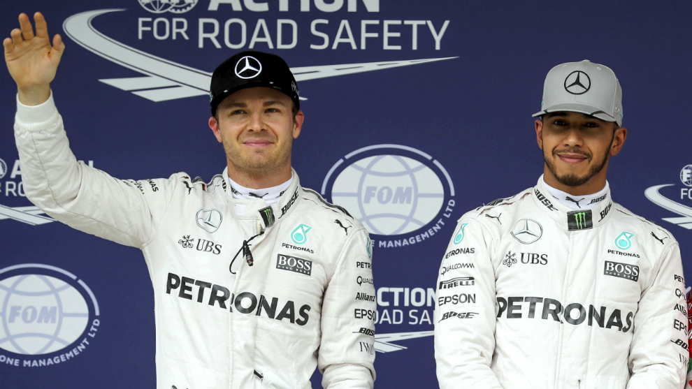 Rosberg saluda delante de Hamilton.