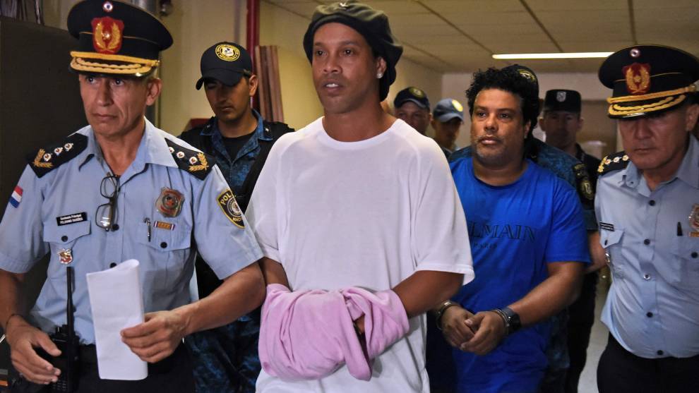 Barcelona: Ronaldinho is released from prison after paying 1.6 million  dollar bail | MARCA in English
