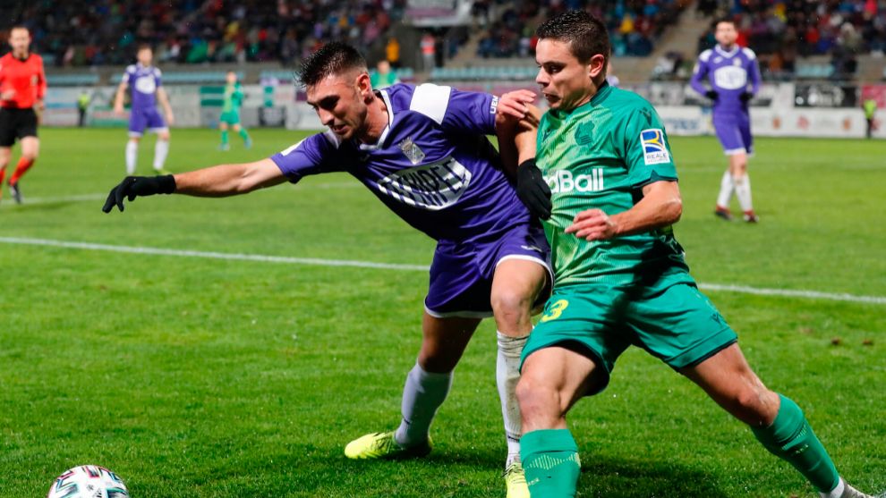 Luca Sangalli pelea por un baln, en el partido de Copa contra el...