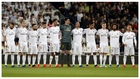 Los jugadores del Madrid, durante un minuto de silencia en el...