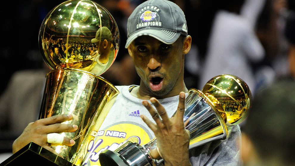 Kobe Bryant con su cuarto anillo de campen de la NBA