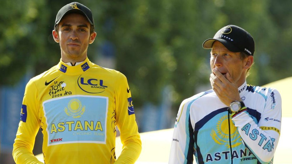 Alberto Contador y Armstrong en el podio del Tour de Francia 2009.