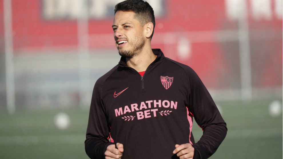 Chicharito Hernández (31), en un entrenamiento con el Sevilla.