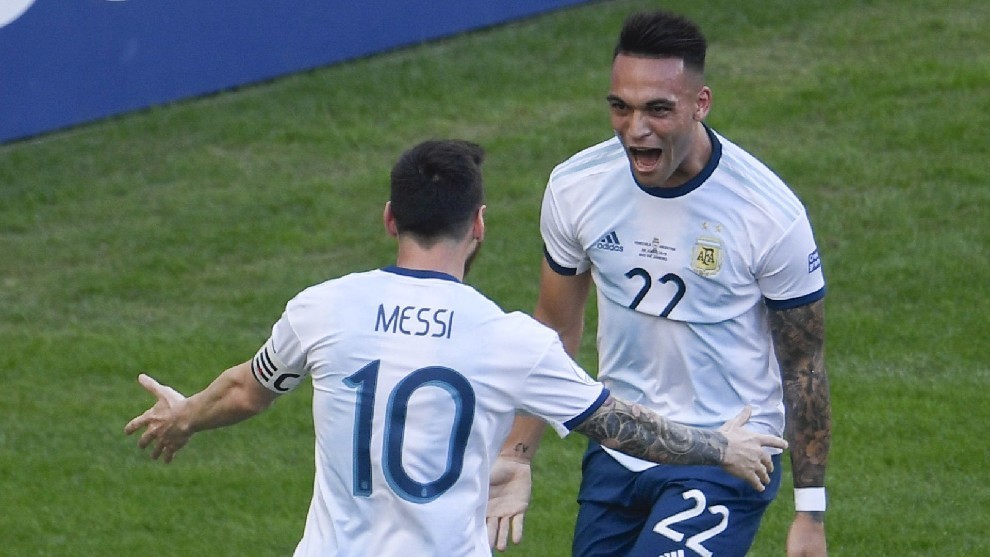 Lautaro Martnez y Leo Messi celebran un gol con Argentina.