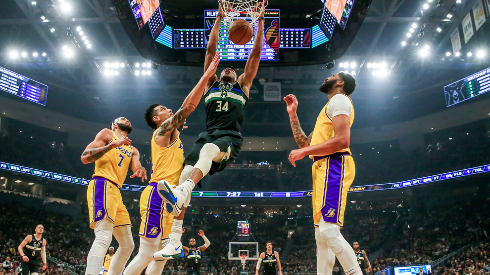 Antetokounmpo se cuelga del aro en un partido ante los Lakers