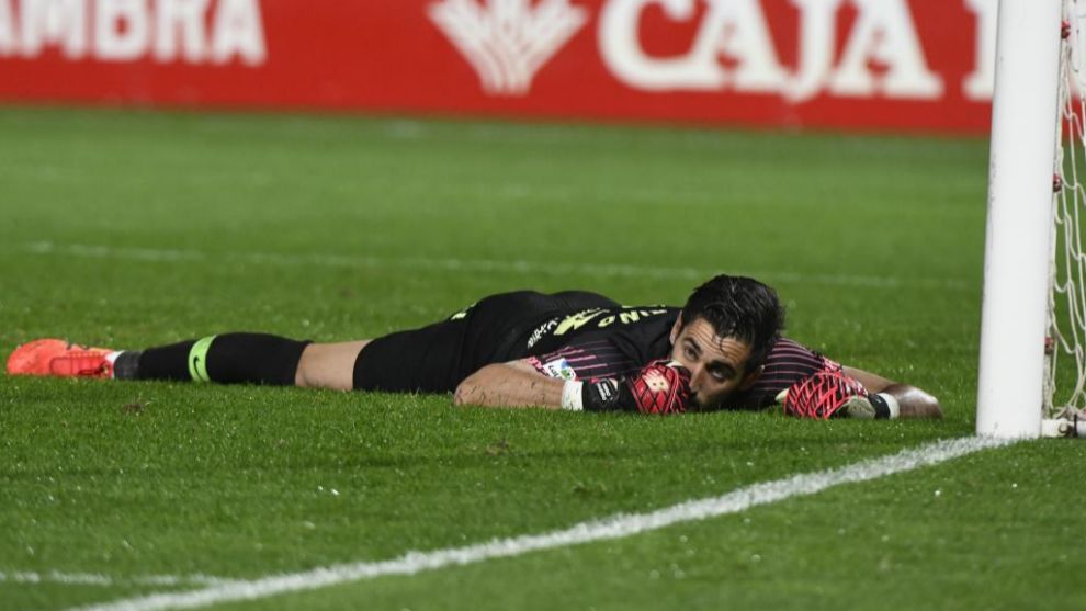 Mario, en el suelo tras encajar un gol con el Sporting en Los...