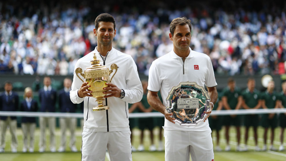 Djokovic y Federer, con los trofeos tras la ltima final de Wimbledon