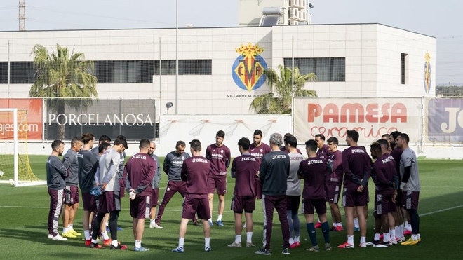 La plantilla del Villarreal durante un entrenamiento.