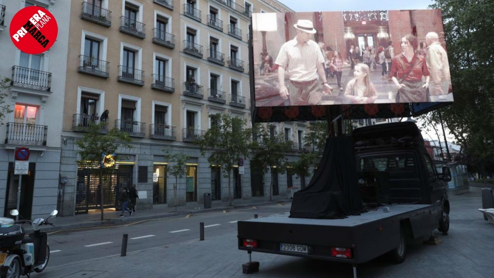 Imagen de la madrilea Plaza de Tirso de Molina con una pantalla...