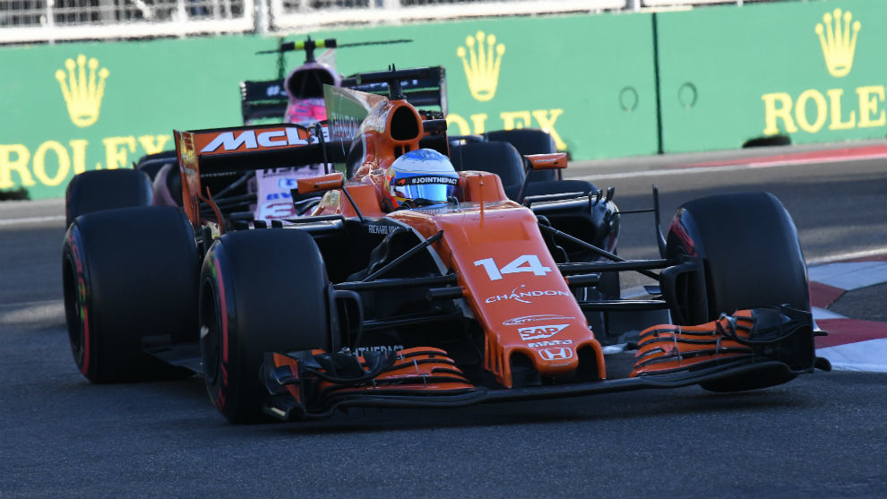 Fernando Alonso perseguido por Esteban Ocon, en el GP de Azerbaiyn...
