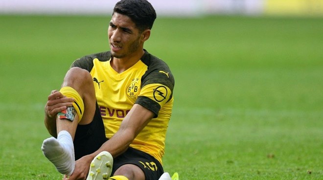 Achraf se duele en el pie derecho en un partido con el Borussia...