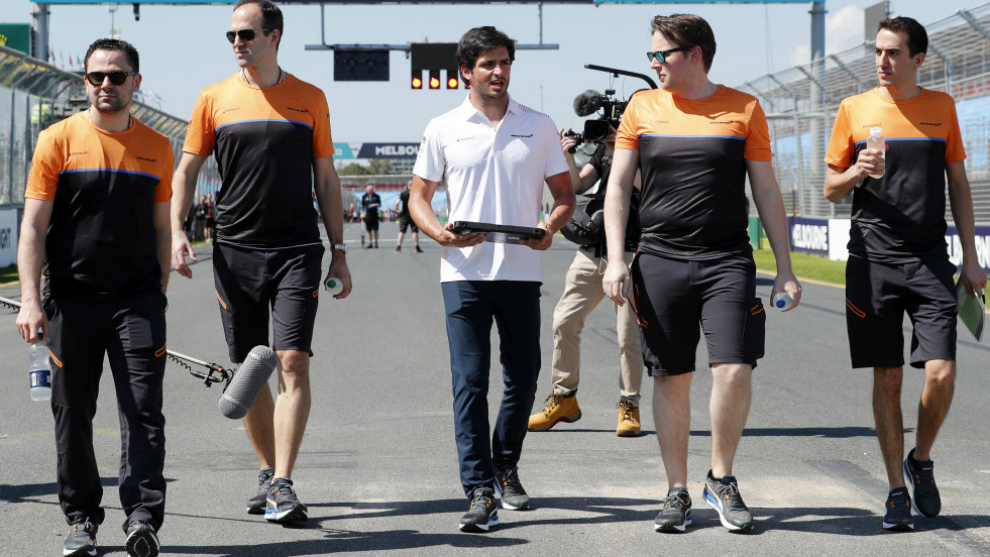 Sainz, rodeado de miembros de McLaren, en Melbourne.