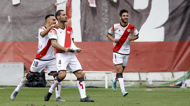 Mario Surez celebra un gol con el Rayo.