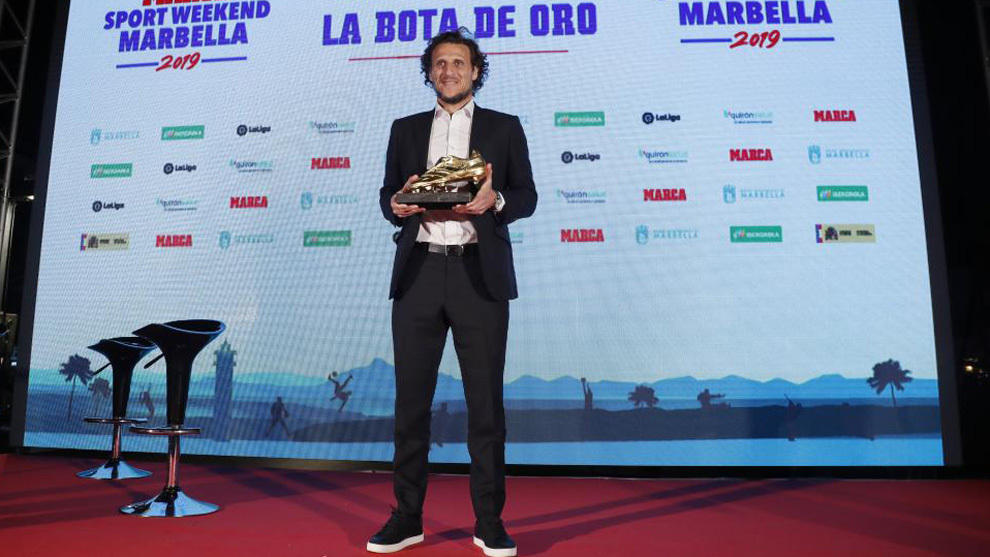 Diego Forlan receiving his European Golden Shoe in Marbella.