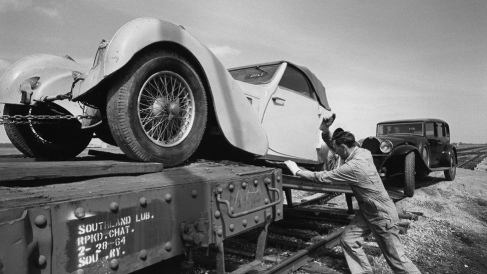 un Bugatti Type 57S cargado en el tren en el que salieron de Illinois....