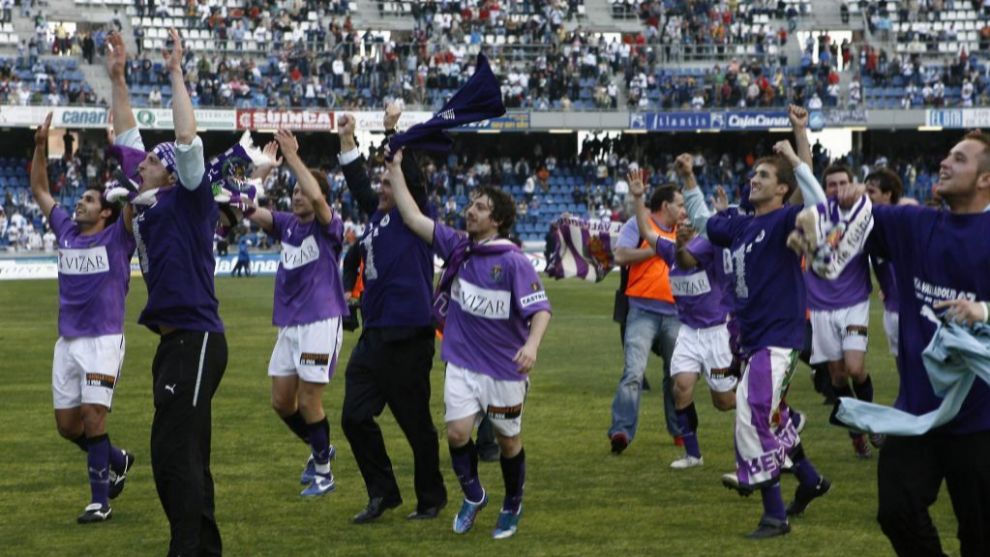 Los jugadores del Valladolid celebran su ascenso en el Heliodoro...