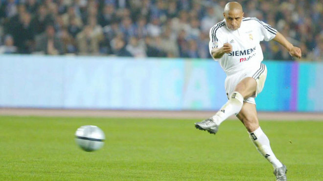 Roberto Carlos, lanzando una falta con el Real Madrid