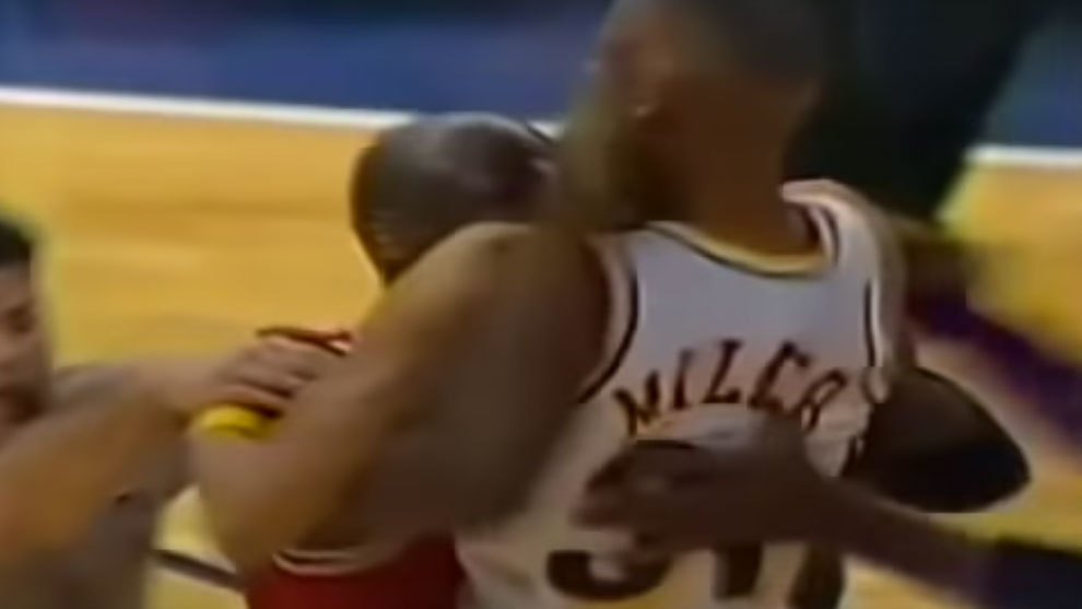 Rifirrafe entre Jordan y Miller en un partido de 1993