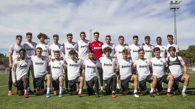 Los jugadores del Valencia Mestalla posan para una foto de grupo.
