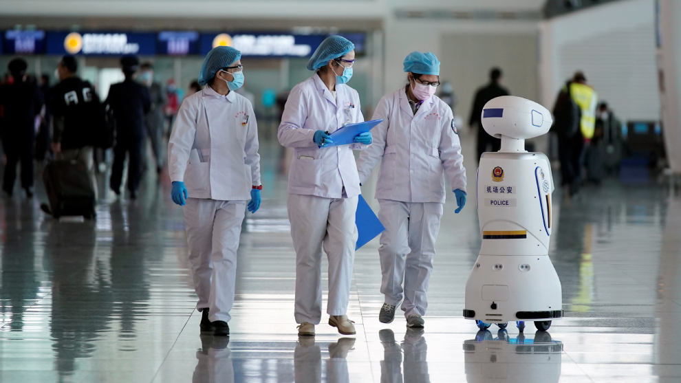 Médicos y enfermeras se apoyan en robots ante el coronavirus