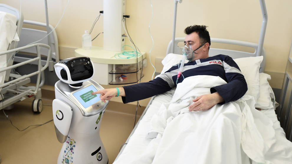Enfermos de COVID-19 en hospitales se apoyan en los robots | Reuters