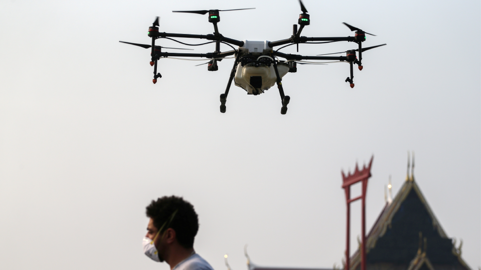 Drones quadcopter vigilan que no se violen restricciones de quedarse...