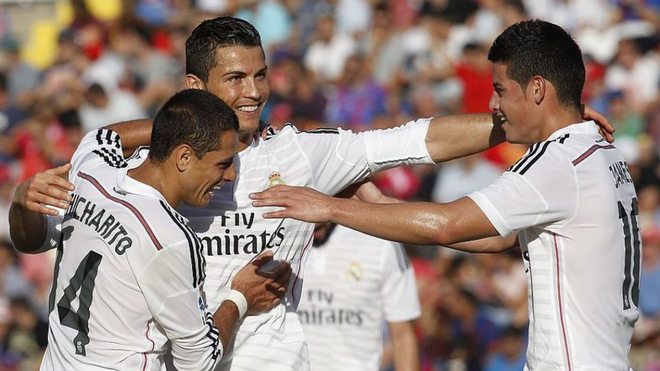 Hernández en su paso con el Madrid, junto a Cristiano y James.