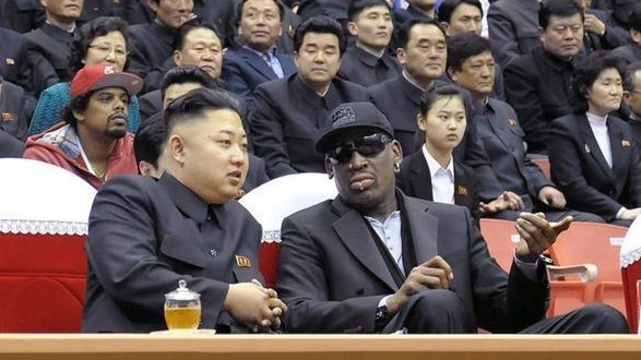 Kim Jong-Un y Dennis Rodman, viendo un partido de baloncesto en Corea...