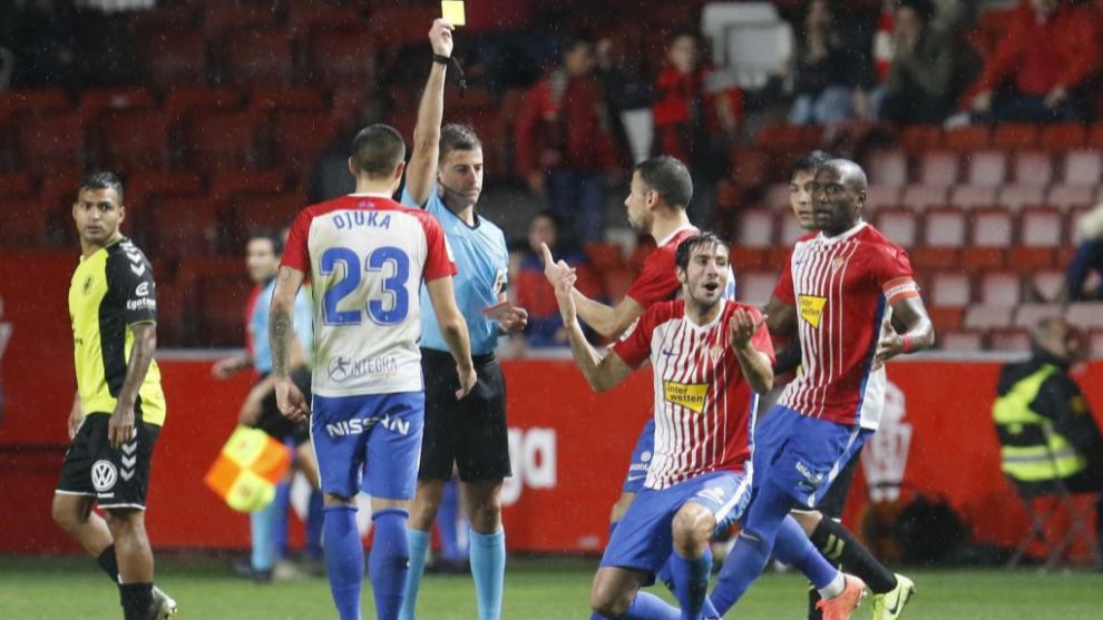Marc Valiente es amonestado en el partido ante el Tenerife en El...