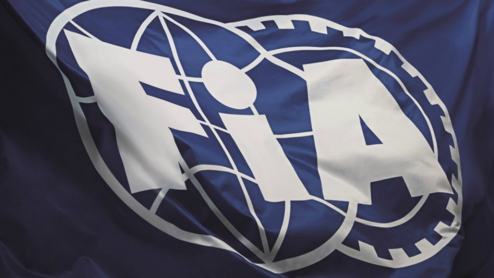 La bandera de la FIA.